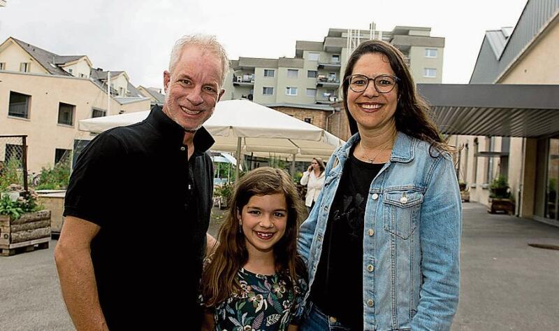 Von links: Christoph, Noana und Monique Arnet. Für das Konzert «SingenPlus» der Musikschule Kriens hat Noana ein Jahr geübt.