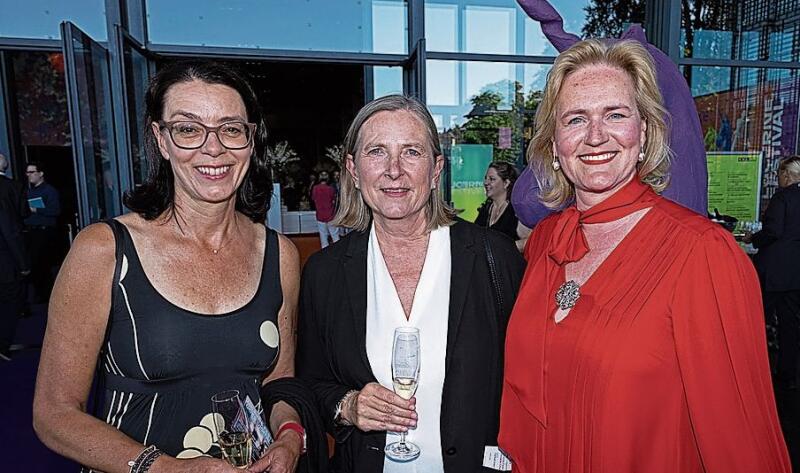 «Diversität zu erzeugen, ist ein ständiger Prozess, auch in der Politik», sagt Stadtpräsident Beat Züsli (links) zusammen mit Ehefrau und PH-Rektorin Kathrin Krammer und Philipp Zingg, Präsident des Theaterclubs Luzern.