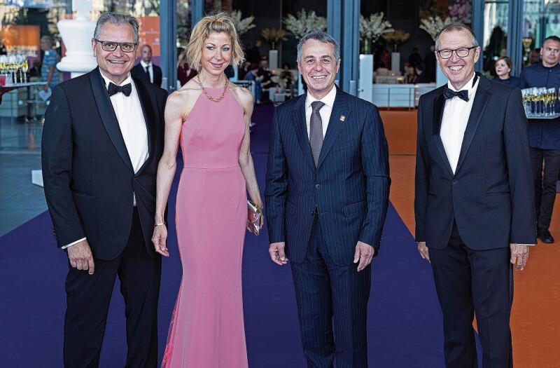 Die Gastgeber Michael Haefliger (links), Intendant Lucerne Festival, und Ehefrau Andrea Lötscher sowie Markus Hongler (rechts), Stiftungsratspräsident des Lucerne Festival, umringen den Ehrengast, Bundespräsident Ignazio Cassis.