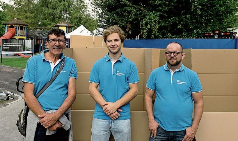 Von links: Andreas Hool, Timo Schnyder und Pius Troxler waren für den Transport von einem Dutzend Paletten Gepäck verantwortlich.