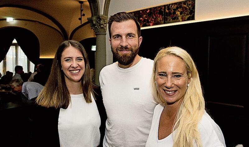Von links: Diane Drysdale und Adriano Polesel, Design by Bole AG, besticken und drucken die Shirts des HCK. Bruno Hochuli, Akon AG, ehemaliger HCK-Spieler und HCK-Sponsor, ist stolz, dass sein Sohn bei den U17 spielt.