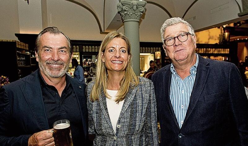 Von links: Klaus Fiebiger, Inhaber Wave Advertising AG, Julia Schwöbel, Besitzerin Restaurant Stadtkeller, und Ronald Joho, Freelancer.