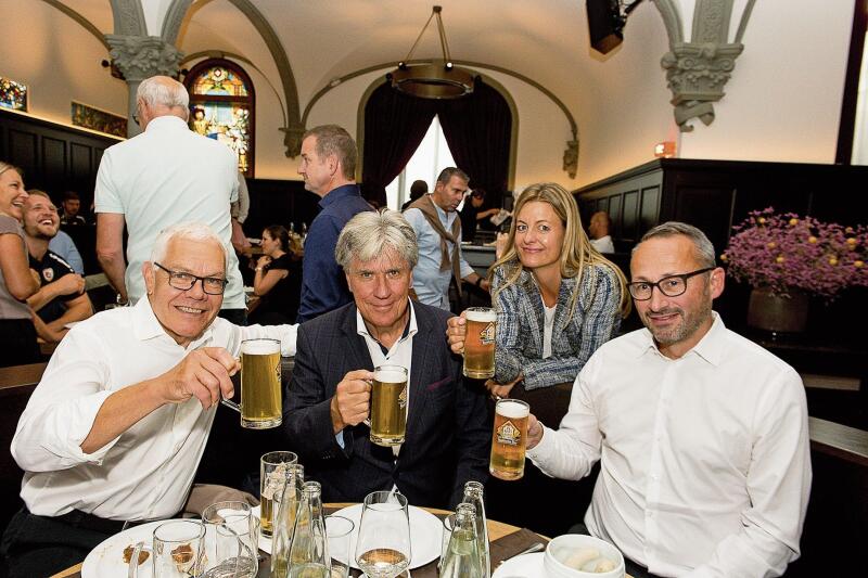 Von links: Sven Würmli, Verwaltungsratspräsident HC Kriens-Luzern AG, Bernhard «Berni» Schär, vertraute Sportradiostimme von Radio SRF, Julia Schwöbel, Verwaltungsrätin.