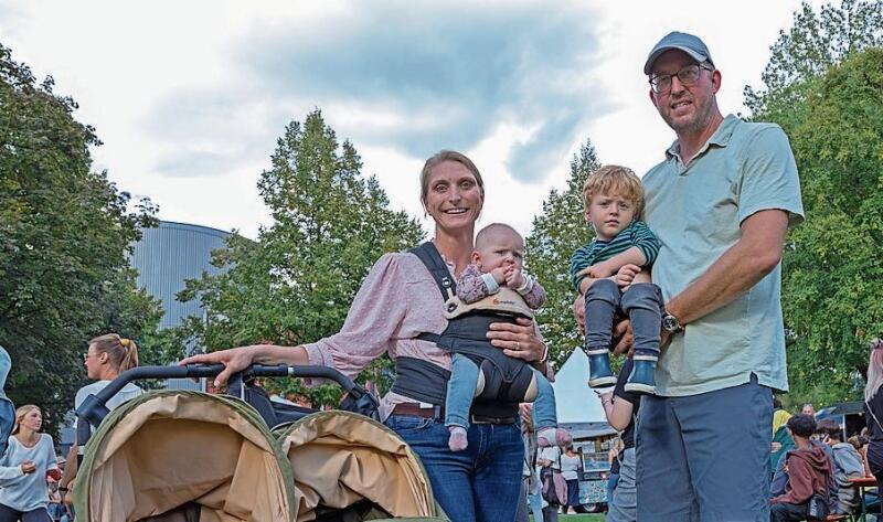 Jen Maaldrink aus den USA heiratete Hugo Maaldrink aus Holland. In der neuen Heimat Baar kamen auf die Welt: Jude (unsichtbar im Kinderwagen), Gisele und Gabe.