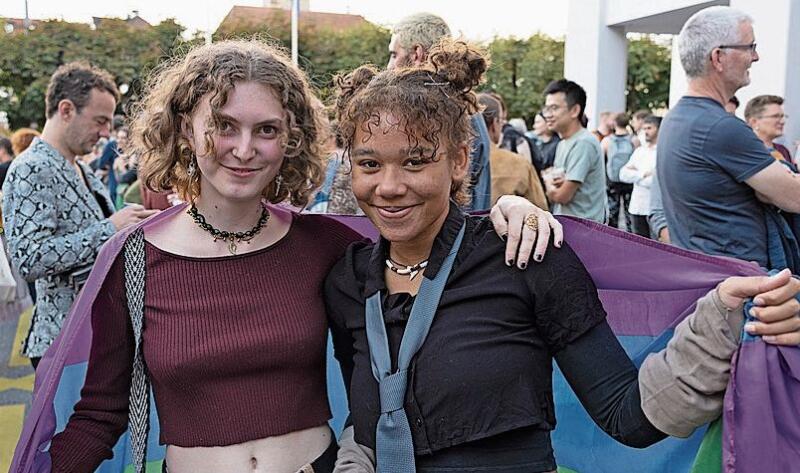 Aisha Sene (links) und Ash Weber kommen aus Luzern. Auffallend an der Pride waren die vielen jungen Leute unter 20 Jahren.