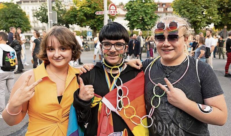 Von links: Neyan aus Zug sowie Talman und Fäbu aus Bern gehörten zum runden Viertel der Anwesenden, die auch mit ihrem Outfit Farbe für ihre Anliegen bekundeten.