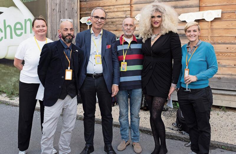 Von links: Qwen, Benjamin Tschupp, Iris Vogel, Walter Arnold und Chris Mühlebach lauschten den engagierten Reden auf der Lastwagentribüne.