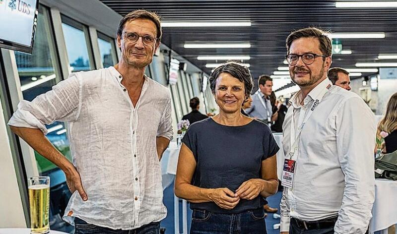 Benedikt Bauer (links) und Erwin Nietlisbach halfen am Nachmittag noch im Trockenen beim Hochsprung mit, am Abend waren sie jedoch dankbar um die Regenpelerinen.