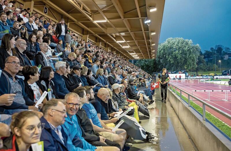 Trotz schlechtem Wetter erschienen 4000 Sportbegeisterte und feuerten die Athlet:innen aus aller Welt an.
