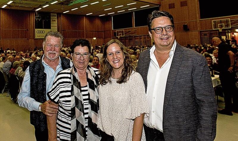 Von links: Die letzten Tickets im Vorverkauf haben Karl und Ingrid Hörl und Tamara Fellmann mit Simon Baumgartner ergattert.