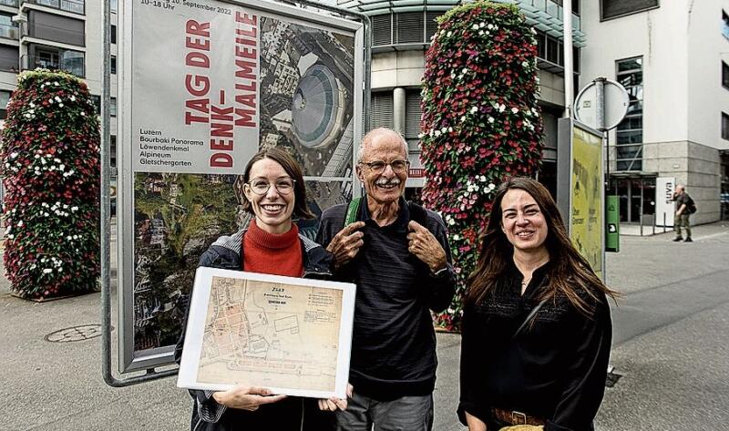 Von links: die beiden Historikerinnen Svenja Furger (links) und Jenny De Biasio mit Quartierbuch-Autor Hannes Küttel.