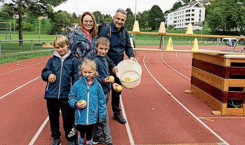 Silvana und Andi Schürch mit den Kindern Marlon (links), Mayla und Nevio. Die Kinder brauchten einige Durchgänge, bis alle Töggeli heruntergefallen waren.