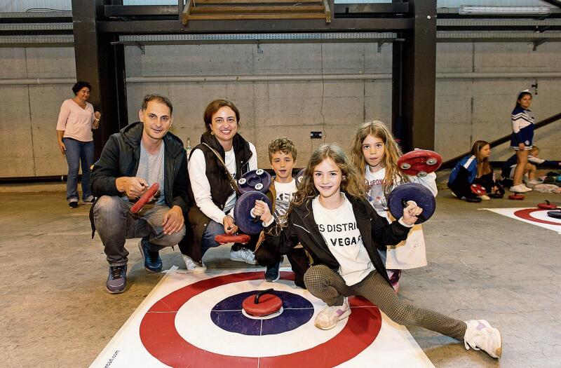 Andrea und Sonia Bartucca mit den Kindern Moreno, Sophia und Valentina (rechts). Morena und Sophia könnten sich vorstellen, Curling zu spielen.