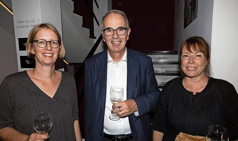 «Die machen das hervorragend!» Die Kleintheater-Leiterinnen bis 2014, Barbara Anderhub (links), und Pia Fassbind über ihre Nachfolgerinnen, zusammen mit Stapi Beat Züsli.