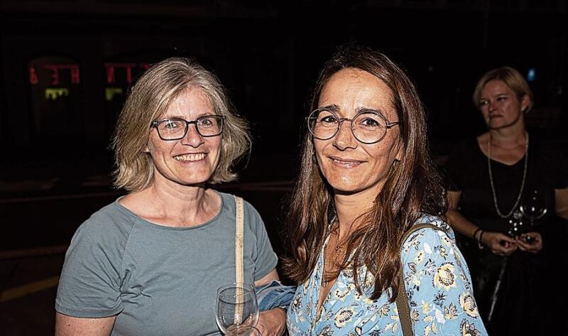 Vreni Cavigelli (links) kennt jedes Programm von Frölein Da Capo, Luzia Wyss ist Da-Capo-Novizin und lernt an diesem Abend die Künstlerin kennen.