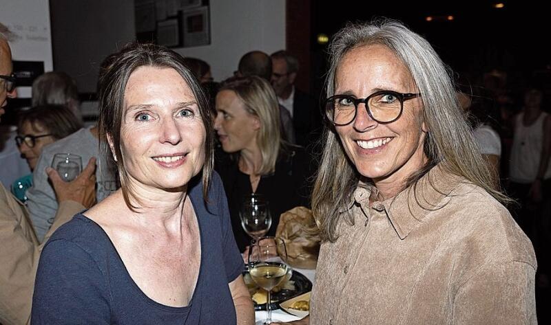 Manuela Linder (links) aus Luzern und Rita Oehen aus Adligenswil mit Vorfreude auf Frölein Da Capo. Der Frauenanteil im Zuschauerraum betrug rund zwei Drittel.
