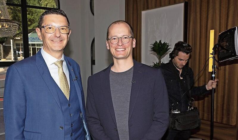 Viele Kamerateams waren präsent. Begehrtester Interviewpartner war natürlich der General Manager des Hauses, Christian Wildhaber (l.), zusammen mit SRF-Journalist Michael Weinmann.