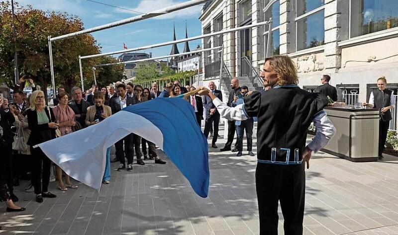 Vor dem chinesischen Löwentanz gab es hiesige Folklore: Daniel Fischer von der Fahnenschwinger-Vereinigung Luzern und Umgebung holte kräftigen Applaus.