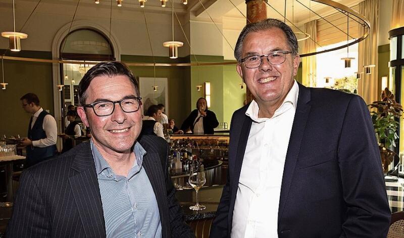 Nationalrat Peter Schilliger (rechts), zusammen mit Roger Roelli, Geschäftsführer Herzog Haustechnik AG, dessen Betrieb am Umbau des «Palace» beteiligt war.