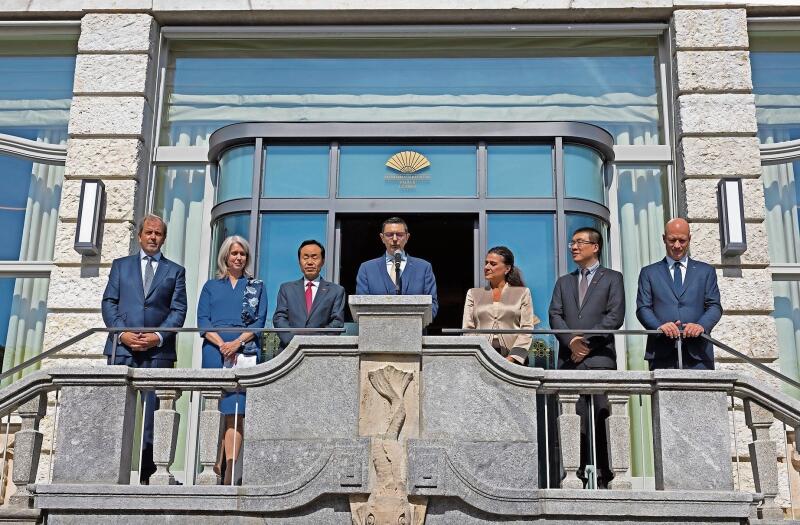 Der Festakt (von links): Paul Massot, Mandarin Oriental Hotel Group, Baudirektorin Franziska Bitzi, Wang Shihting, chinesischer Botschafter in der Schweiz, Christian Wildhaber, General Manager des «Mandarin Oriental Palace», der gut abgeschirmte Opernstar Cecilia Bartoli, Lijun Yu, Vertreter der Eigentümerfamilie, Luca Finardi, GM Mandarin Oriental, Milan und Area Vice President.