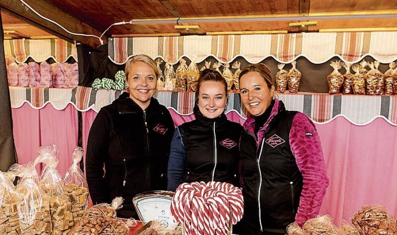 Von links: Marita Mathis, Jasmin Marty und Lucia Haegeli – seit drei Generationen an der Määs mit Mandeln, Magenbrot und Rahmtäfeli.