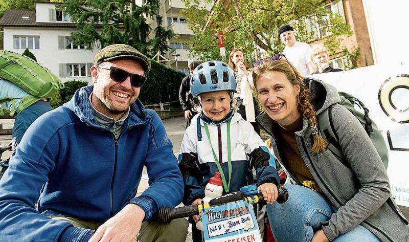 Von links: Liv Hermann, Marisa und Angela Reati sowie Martina Hermann. Als neugierige Anwohnerinnen finden sie es eine coole Sache, dass im Quartier etwas läuft.