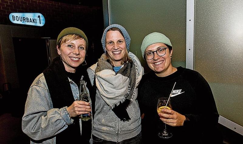 Von links: Laura Imhof, Carmen Reding und Isabelle Köhle fanden es schön, dass das Festival so gross und queer in Luzern stattfinden konnte.