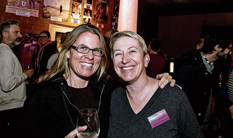 Rebekka Bolzern (links) und OK-Mitglied Jacqueline Gisler meinten: «Toll, dass es diesen queeren Treffpunkt gibt.»