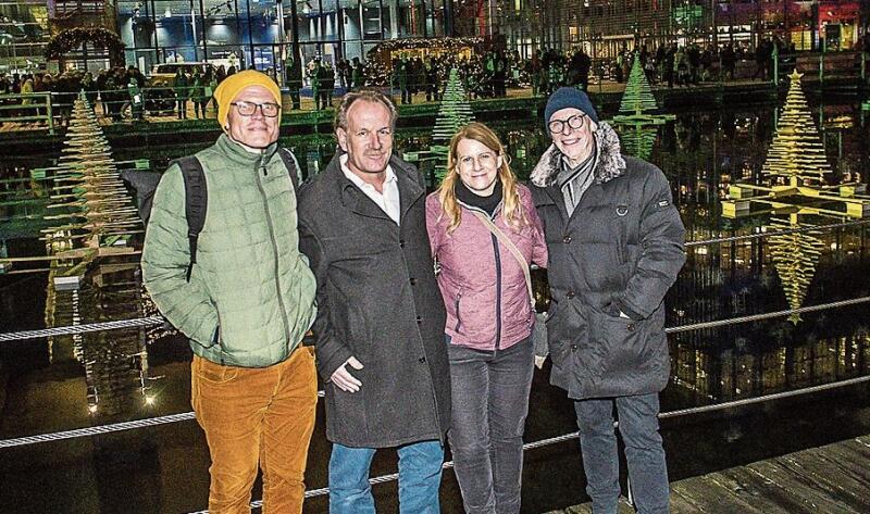 V. l.: Mathias Stauffer und Andreas Schädler vom Verband Luzerner Schreiner, mit Sibylle Gerardi, Luzern Tourismus, und Kurt Christen, Geschäftsführer Verein Weihnachten in Luzern.