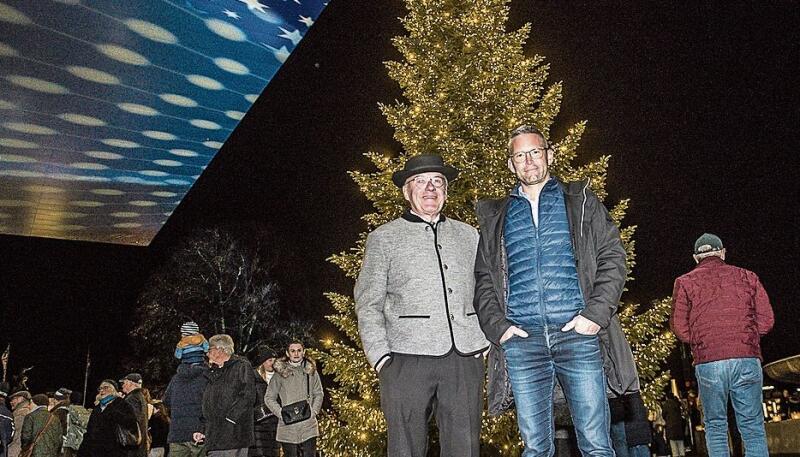 Von links: Marco Castellaneta, Präsident Quartierverein Altstadt Luzern, Alexander Gonzalez, Geschäftsführer des Vereins Weihnachtsbeleuchtung Luzern, Stadträtin Franziska Bitzi und André Bachmann, Präsident des Vereins Weihnachtsbeleuchtung Luzern.