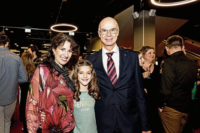 Irène Straub als «Gloria Fajardo» und Nachwuchsschauspielerin Alèxia Morata «Gloria als Kind» stehen auf der Bühne, Co-Leiter Andréas Härry sitzt jeden Abend am Ton-Mischpult.