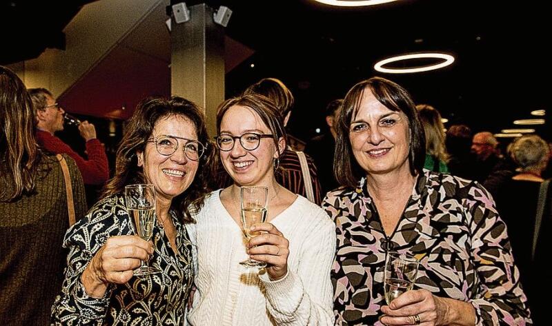Von links: Manuela und Noemi Sommer mit Corinne Korner waren beeindruckt vom Tanz, von der Choreografie und den hübschen Herren und kannten die Lieder der 80er.