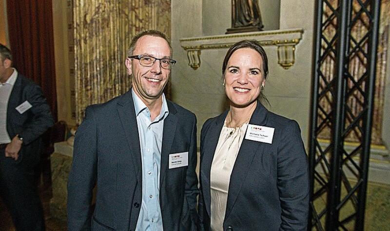 Martin Zemp, Ernst & Young AG, und Kantonsrätin Michaela Tschuor finden, dass 2023 der Arbeitskräftemangel mit Wiedereinsteigerinnen entschärft werden kann.