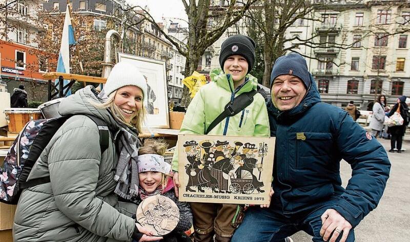 Von links: Sandra Wenk mit Sina und Andrin und Reto Wymann. Sandra sucht Passendes zu ihrem Motto «Feuerwehr-Party», und Reto hat eine Pauke für den Junior gefunden.