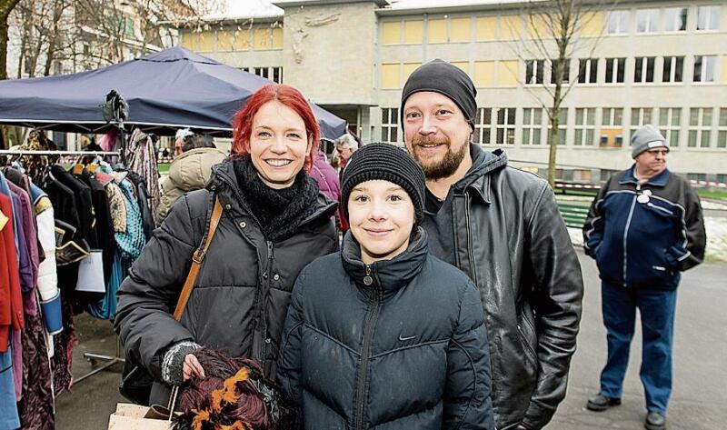 Von links: Anina, Mayla und Timo Hippler. Als Vampirfamilie gehen sie an die Fasnacht, nur die Perücke hatte noch gefehlt.
