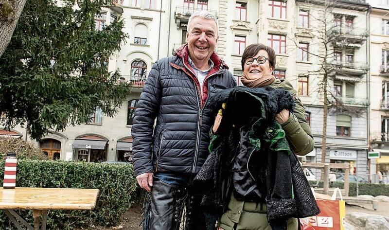 Andreas und Gaby Stübi. Andreas ist Präsident der Rotsee-Zunft und hat sich Chaps gekauft, passend zum Zunftmeister Percy dem Ersten, der Mitglied der Canadian Cowboys ist.