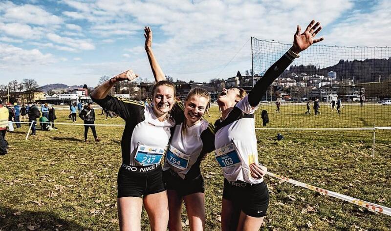 Von links: Cheyenne Lang, Elina Lächele und Andrea Diemand liessen nach der «erfolgreichen grossen Schlammschlacht» fröhlich die letzte Energie raus.