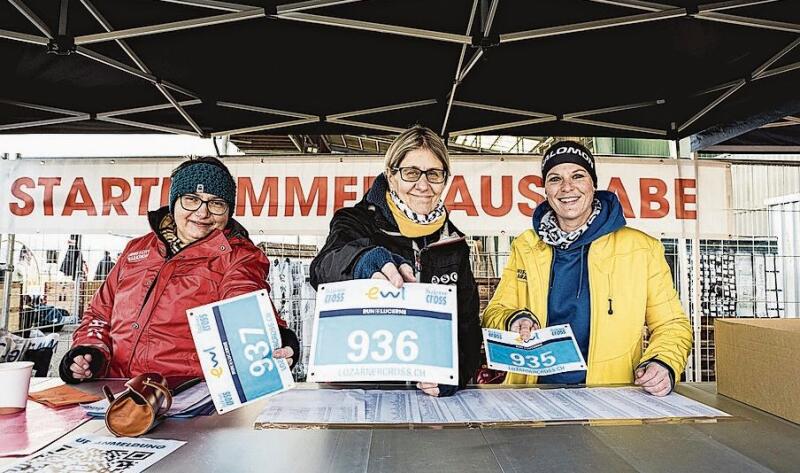 Von links: Cornelia Portmann, Irene Fanger und Fabienne Müller vom Organisationskomitee traf man bei der Startnummernausgabe an.