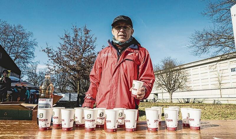 Bei Helfer Daniel Portmann vom Turnverein Reussbühl gab es Durstlöscher von Sponser für alle.