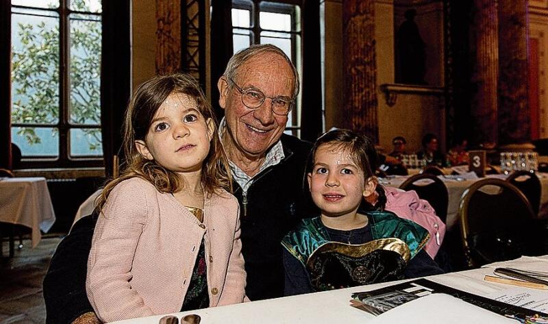 Von links: Sophia, Beat Fischer und Nina. Für die Grosskinder ist die Noggeler-Matinee immer das Highlight der Fasnacht.