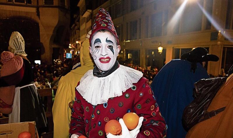 5.35 Uhr: Die Orangen werden ausgeworfen, auch von den Figuren der Fritschi-Familie – hier der Bajazzo alias Stefan Zaugg.