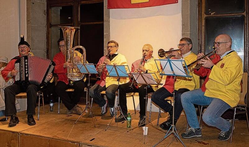6.10 Uhr: Zu den Fixpunkten des traditionellen Frühstücks in der Kornschütte gehört die musikalische Umrahmung durch die Original-Fritschiwagen-Musig.