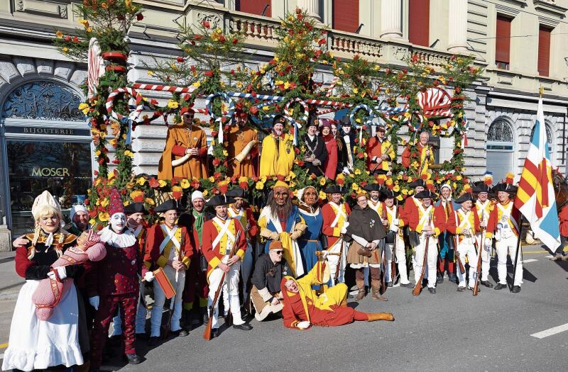 13.30 Uhr: Der Fritschi-Wagen eröffnet den Umzug am Schmudo. Im Bereitstellungsraum beim Gotthardgebäude treffen sich die Umzugsteilnehmenden zum Gruppenfoto.