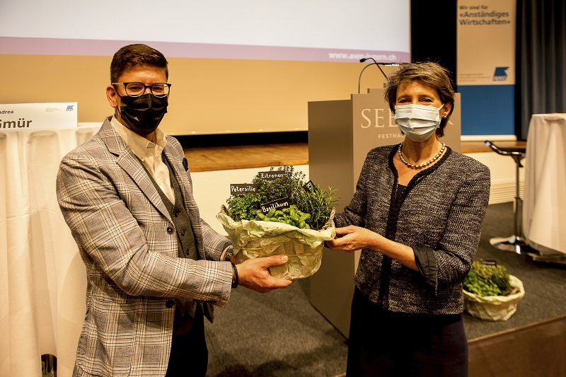 Zum Abschluss überreichte Jérôme Martinu, Chefredaktor der «Luzerner Zeitung» und Podiumsmoderator, Bundesrätin Simonetta Sommaruga einen Kräuterkorb.