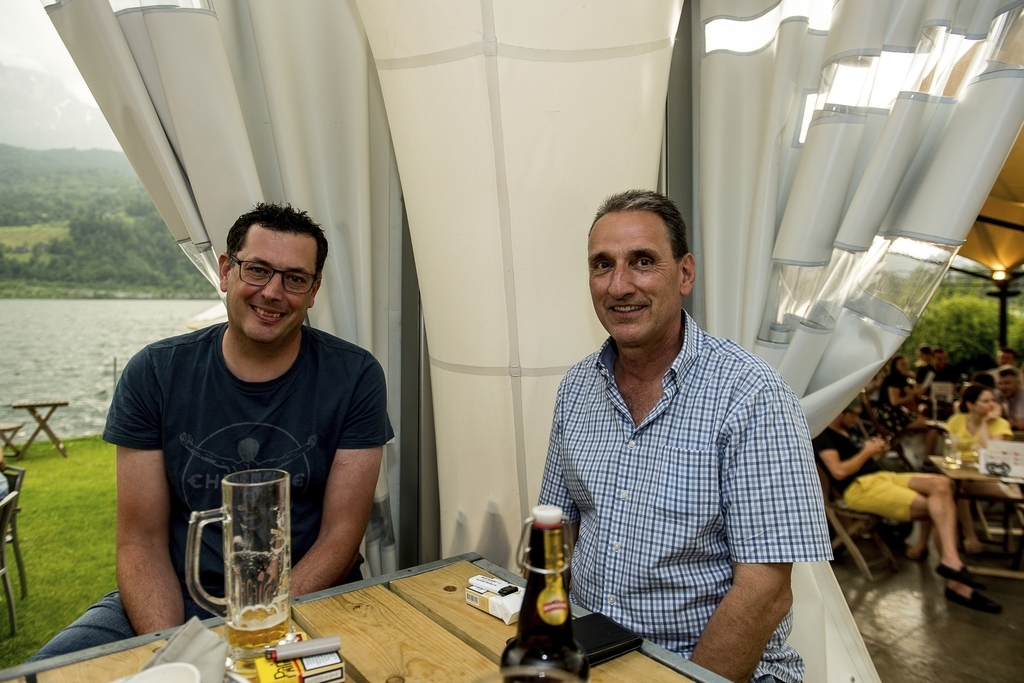 Sie geniessen jeden Freitag einen Most am See – diesmal mit Beilage Fussballmatch. Fabian Sigrist (l.) und Roland Bucher.