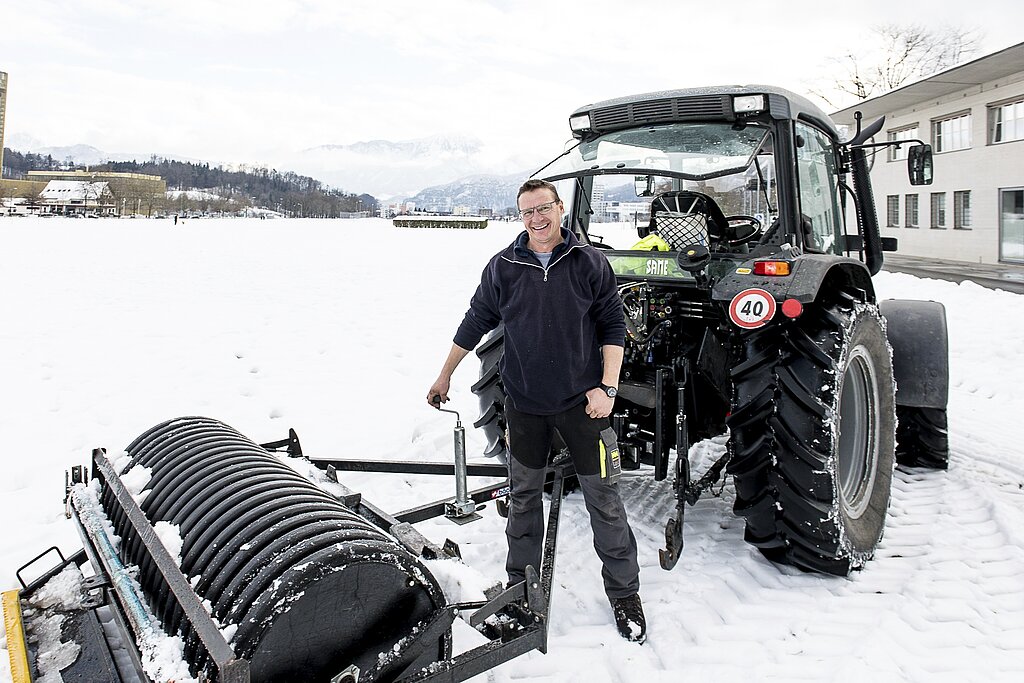 Normalerweise präpariert Walter Lipp mit seinem Traktor die Loipen für den Verein Pro Eigenthal Schwarzenberg. Für einmal stand er auf der Allmend in Luzern im Einsatz.